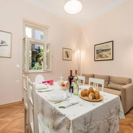 Two-bedroom In Apartmán Lovran